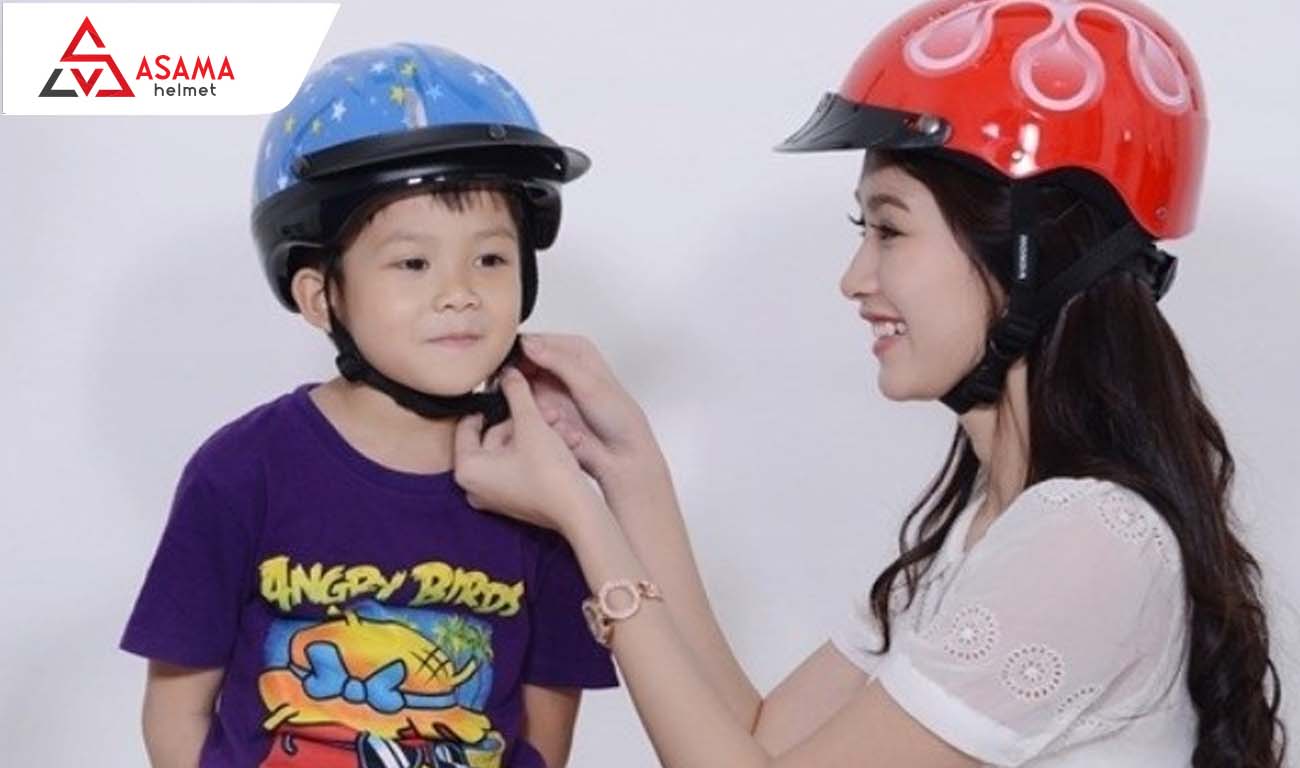 Đội mũ và điều chỉnh vừa vặn với đầu trẻ