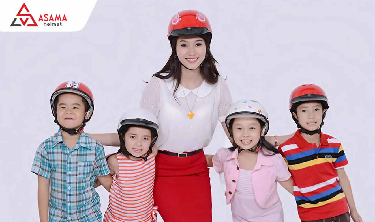 Đặt mũ bảo hiểm trẻ em đảm bảo chất lượng, an toàn