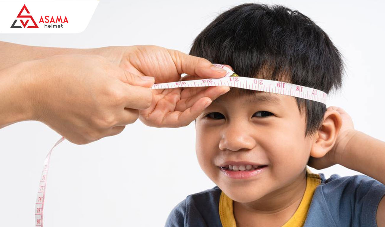 Đo vòng đầu của bé để chọn nón vừa vặn nhất