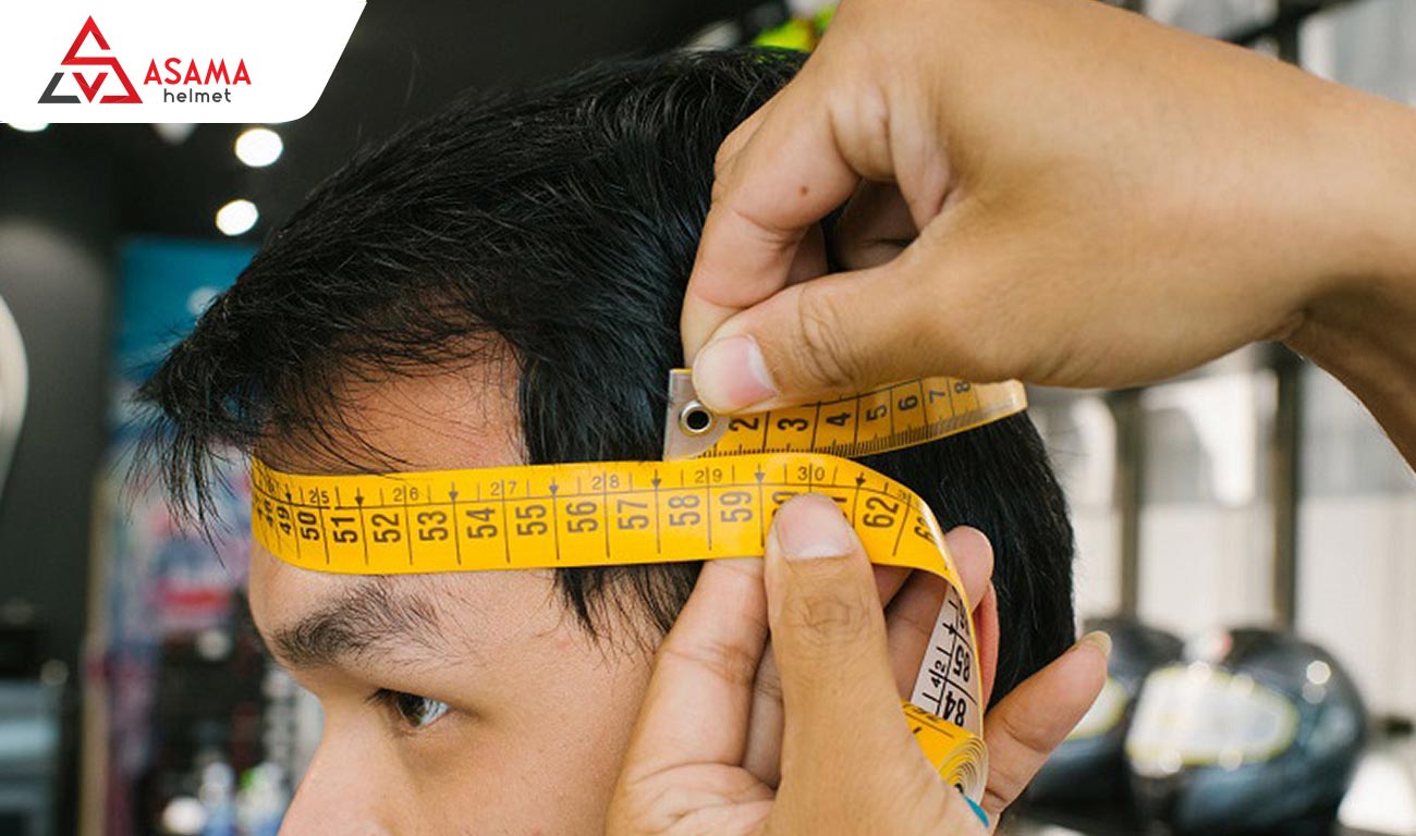 Đo chu vi vòng đầu để xác định kích thước nón xe đạp