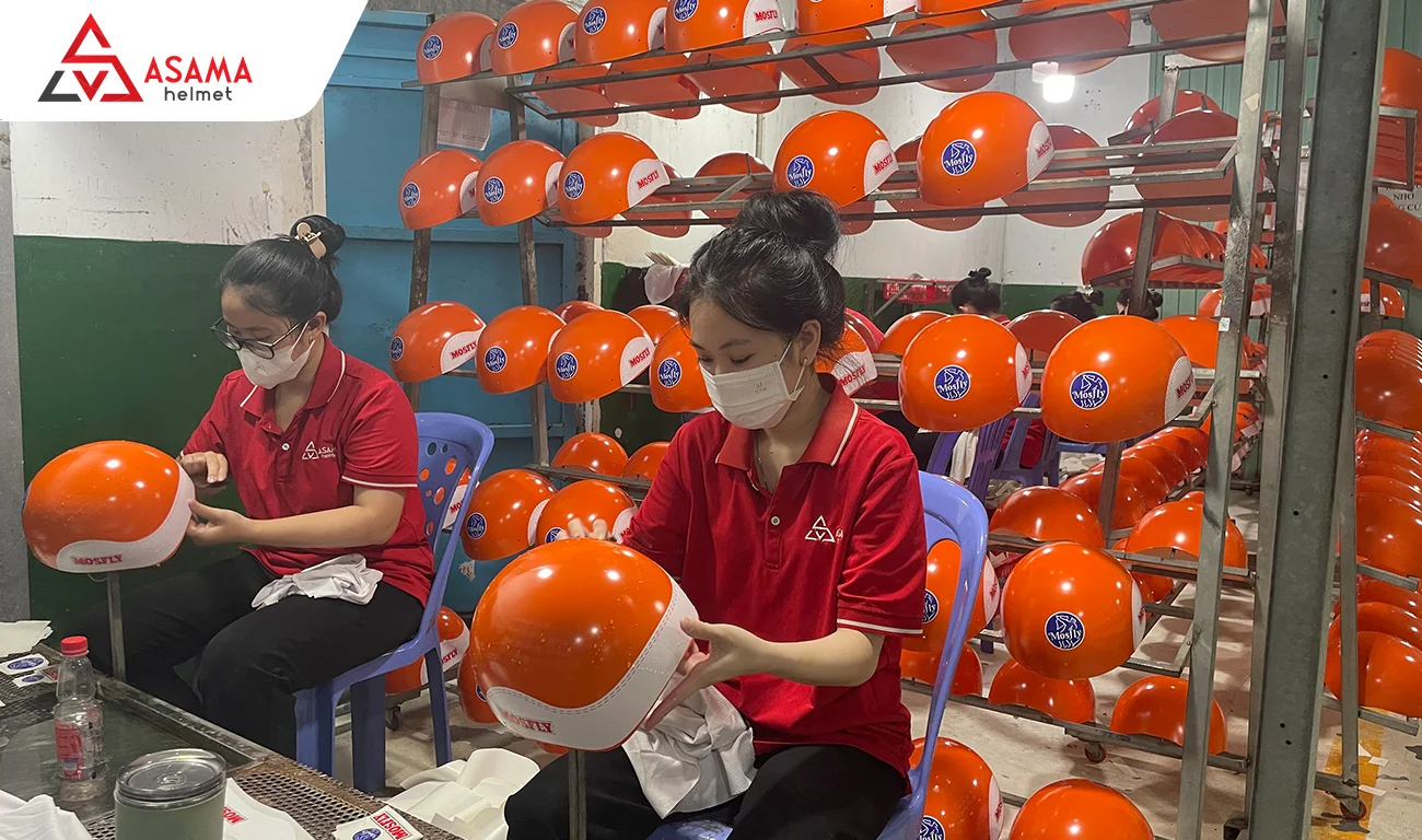 In logo mũ bảo hiểm tem decal được chăm chút tỉ mỉ từng chi tiết