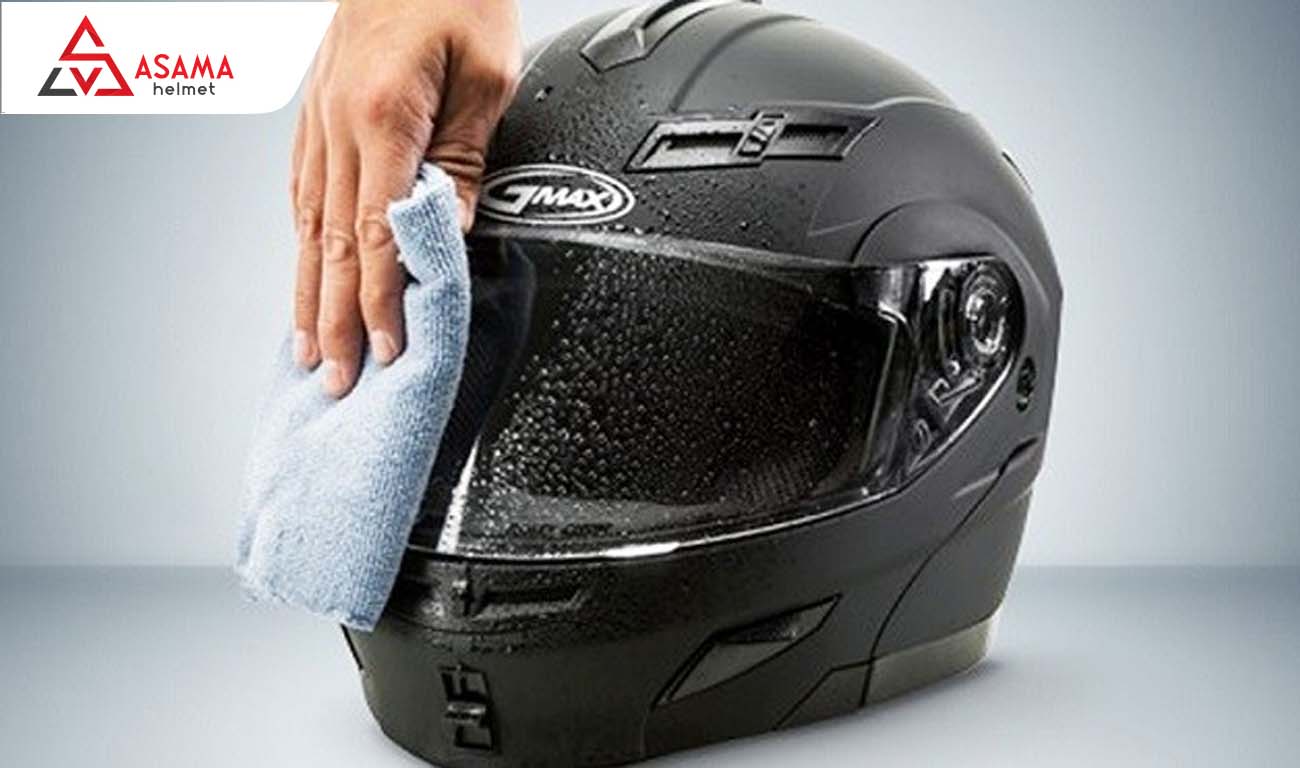 Lau nón với khăn mềm để loại bỏ các tạp chất sót lại