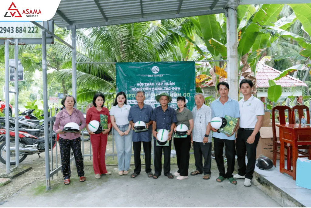 Trao mũ bảo hiểm quà tặng thương hiệu Betrimex cho bà con nông dân