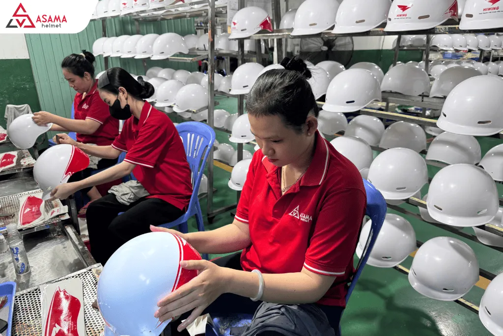 Sản xuất nón bảo hiểm theo yêu cầu khách hàng