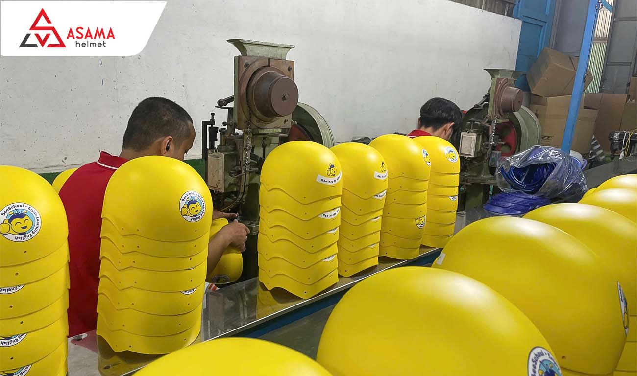 Tiến hành các khâu đóng quai và nút cho nón