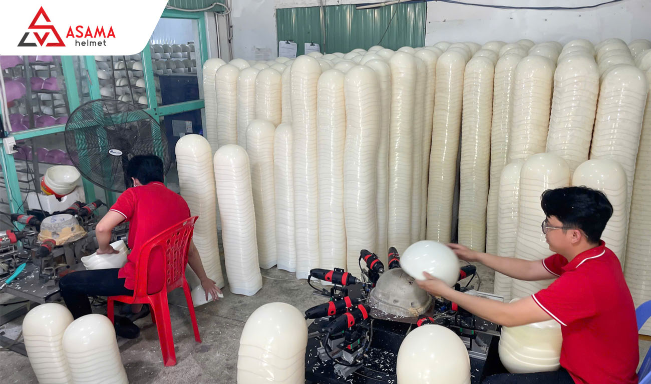 Chuẩn bị phôi để in nón bảo hiểm logo cho doanh nghiệp