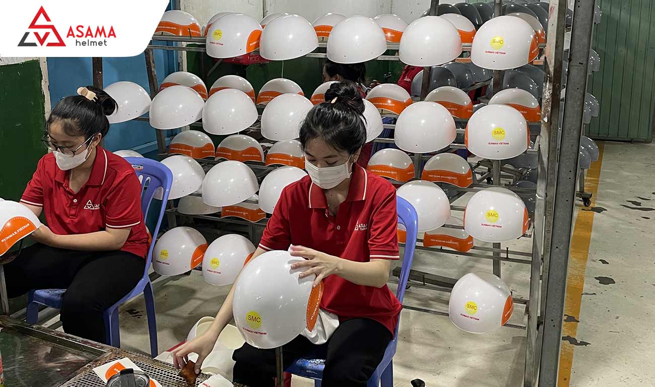 Công đoạn dán tem thủ công, đảm bảo chính xác nhất