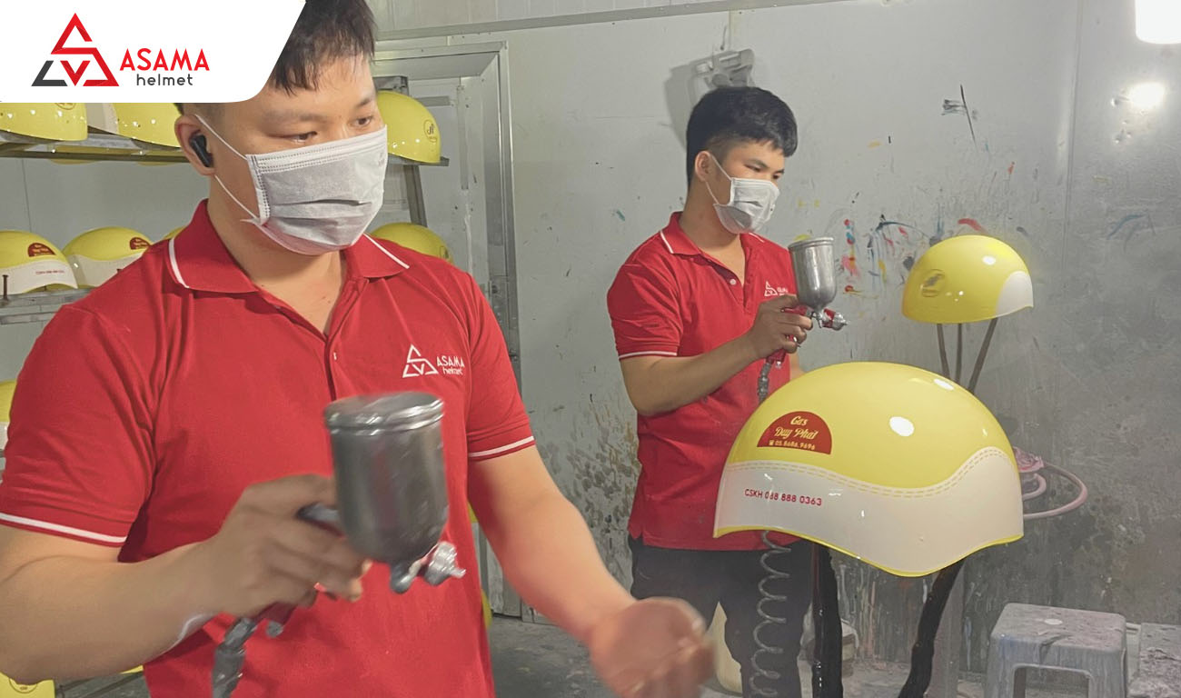Phủ sơn bảo vệ khi in nón bảo hiểm thương hiệu