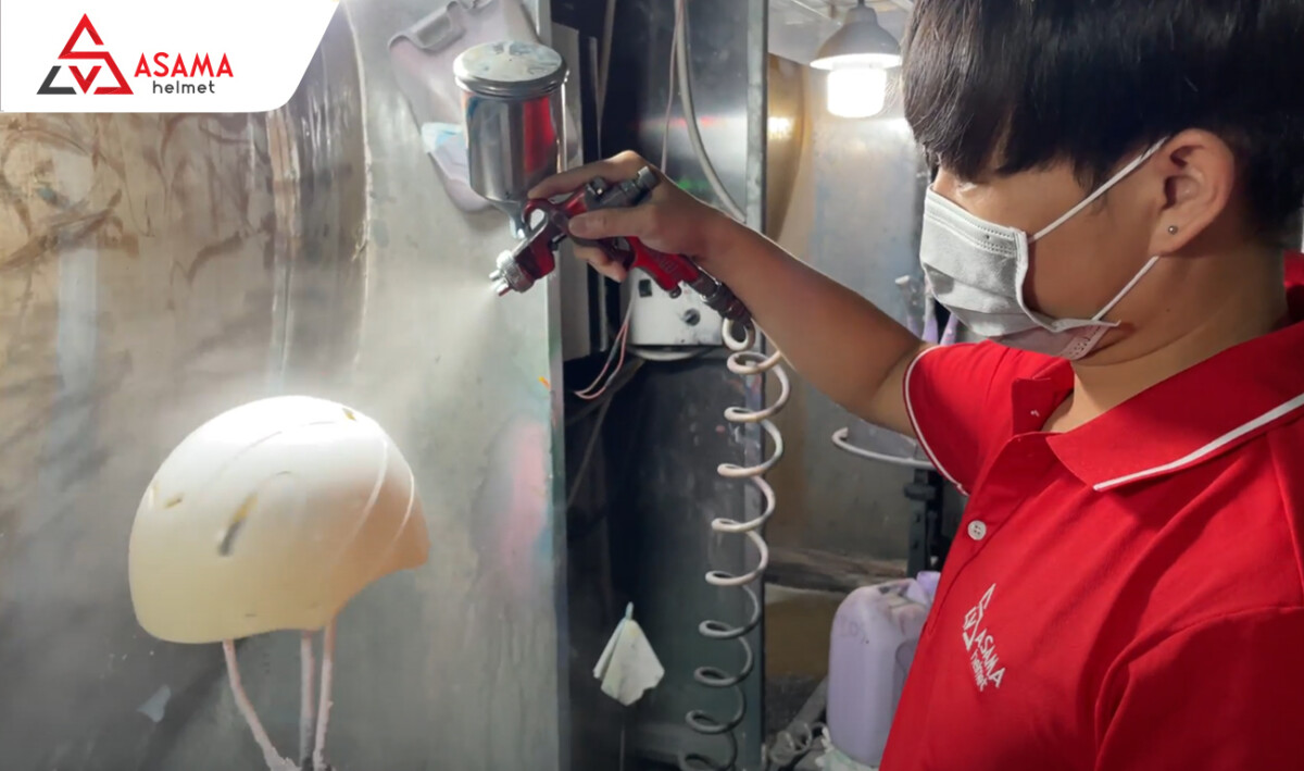Thực hiện sơn lót trước khi dán tem in logo