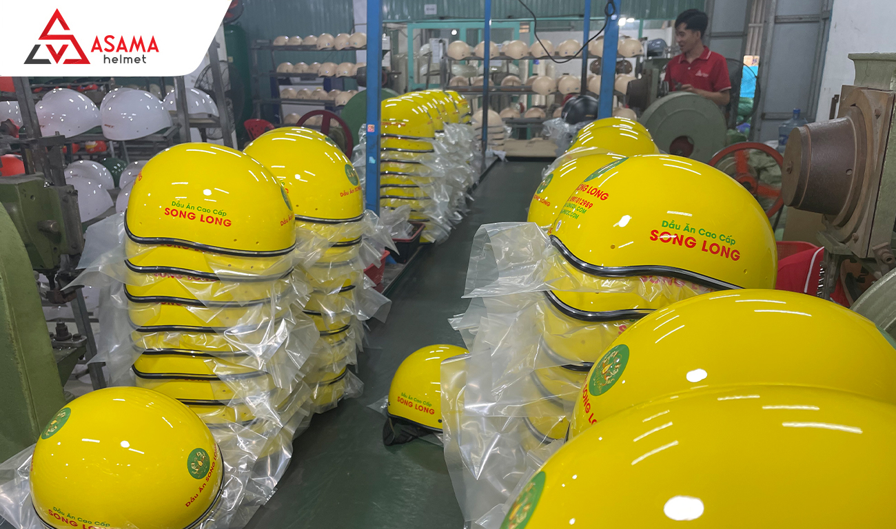 Sản xuất nón bảo hiểm thương hiệu Song Long được sơn bóng màu vàng