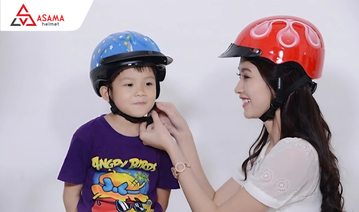 Đội nón bảo hiểm giúp bảo vệ an toàn cho trẻ nhỏ 