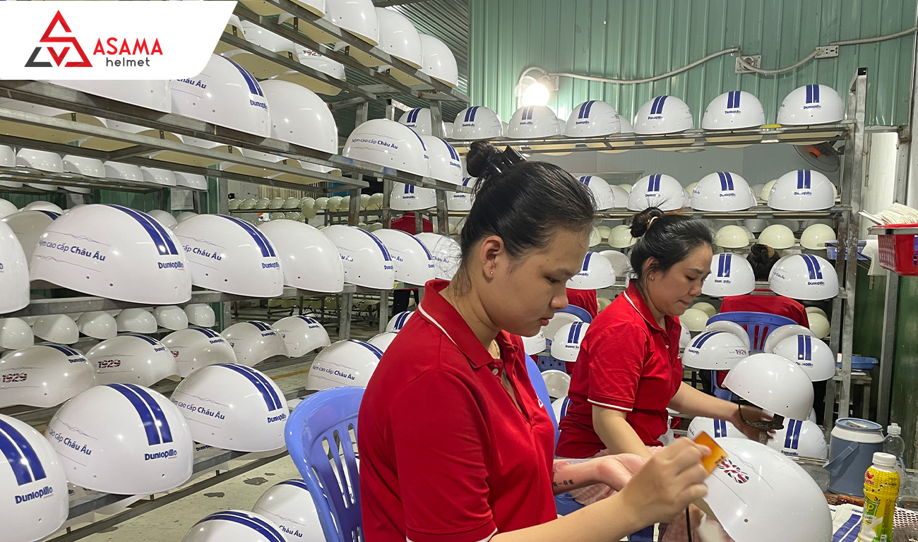 Công đoạn dán tem nón bảo hiểm in logo cho công ty ở Long An