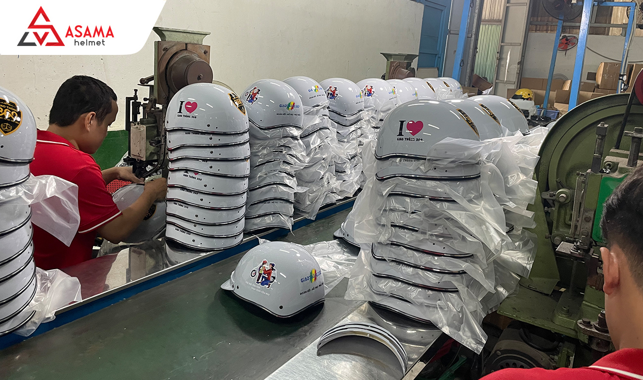 Đóng quai và đóng mỏ nón bảo hiểm nửa đầu in logo