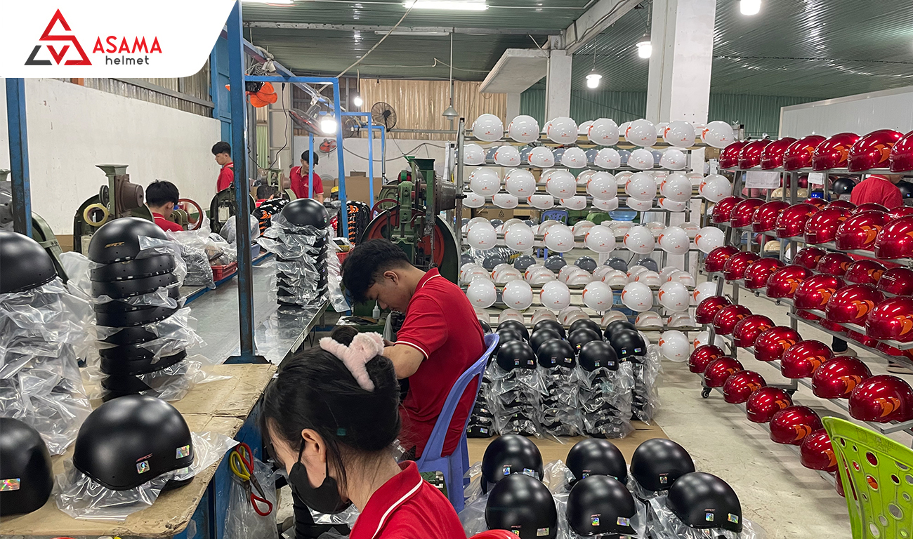 Gắn ron cho nón bảo hiểm tại xưởng sản xuất ASAMA Helmet