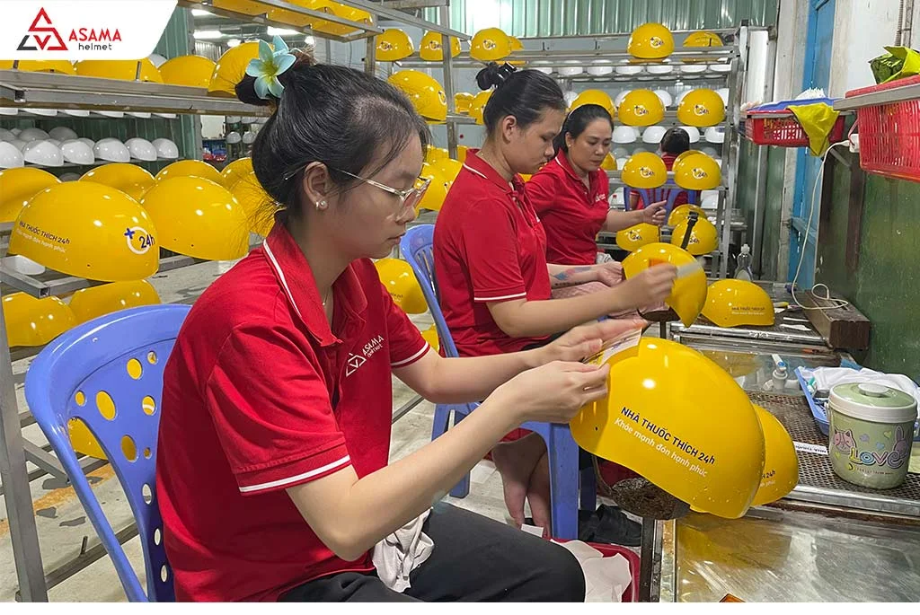 Sản xuất nón bảo hiểm theo yêu cầu cho khách hàng tại Vĩnh Long chuẩn chất lượng