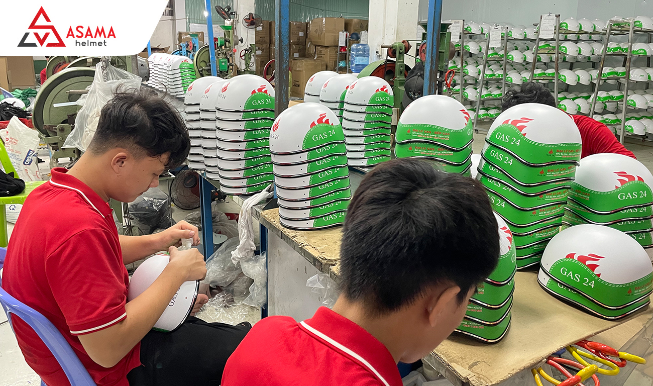 Vào ron mũ bảo hiểm in logo cho công ty ở Cần Thơ