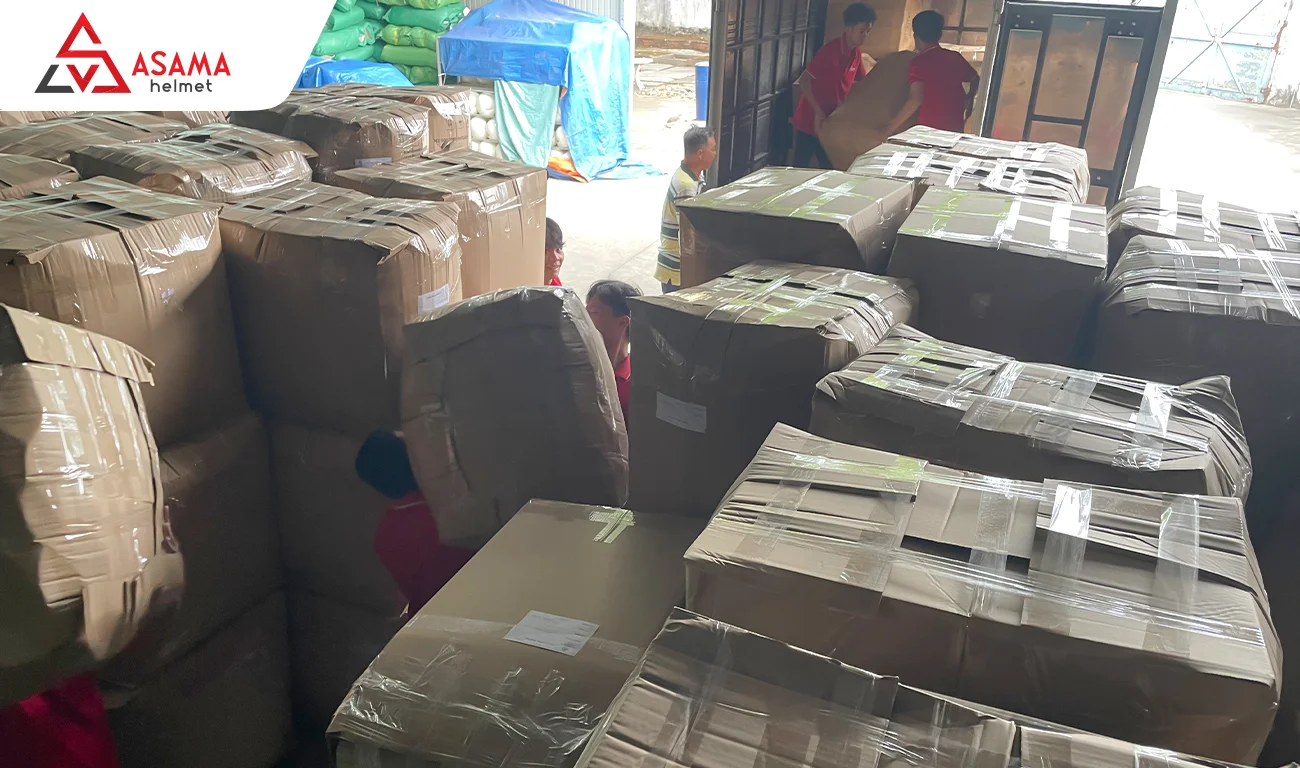 Đóng thùng và giao nón bảo hiểm theo yêu cầu