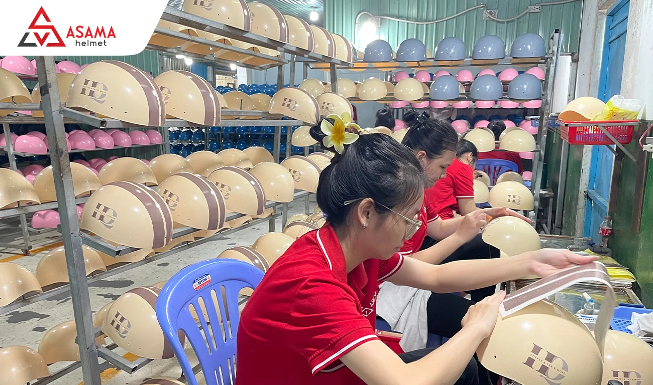 Dán tem decal - tem nước nón bảo hiểm in logo tỉ mỉ từng đường nét