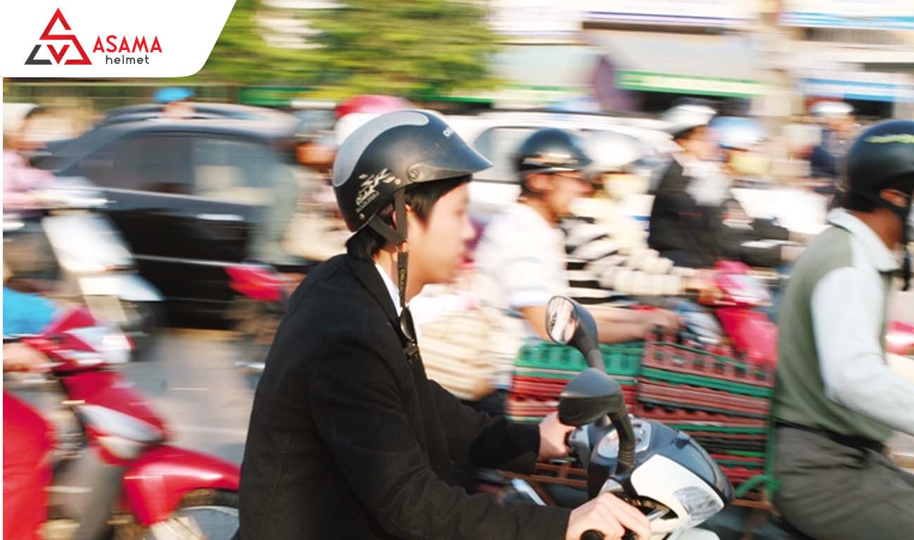 Chạy xe không cài quai nón bảo hiểm sẽ bị phạt tiền theo quy định