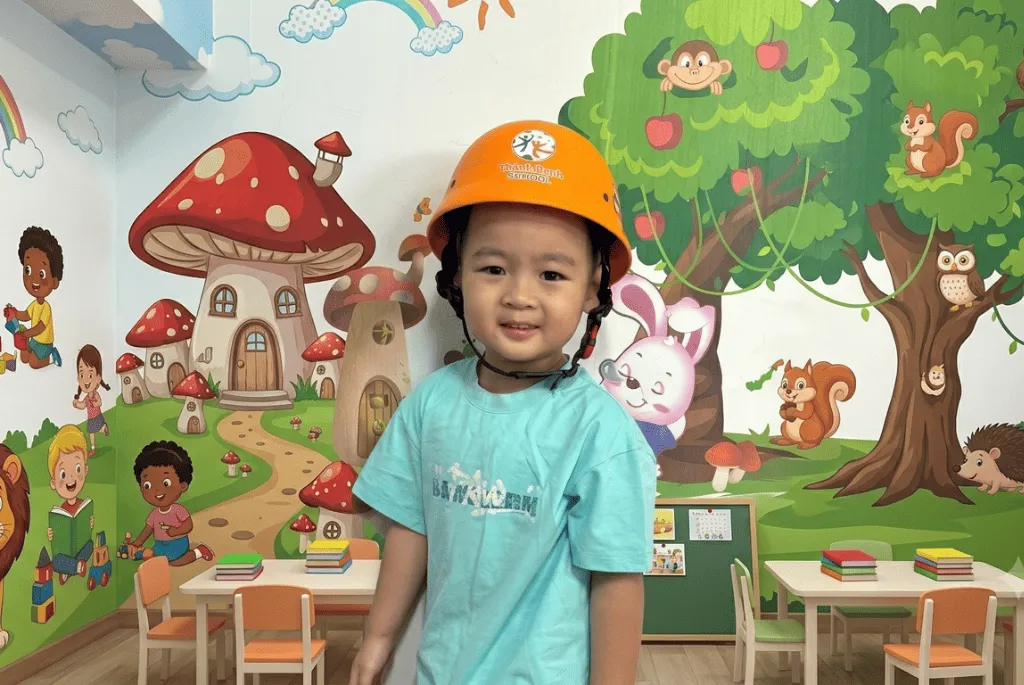 Mũ bảo hiểm 1/2 cho bé 10 tuổi in logo trường học, trung tâm