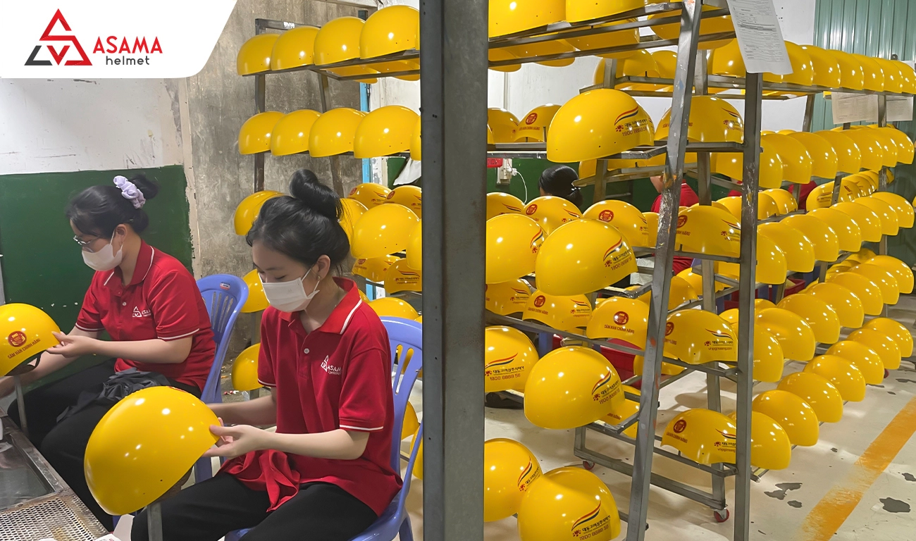 Công đoạn lên tem nón bảo hiểm in logo nhựa ABS nguyên sinh