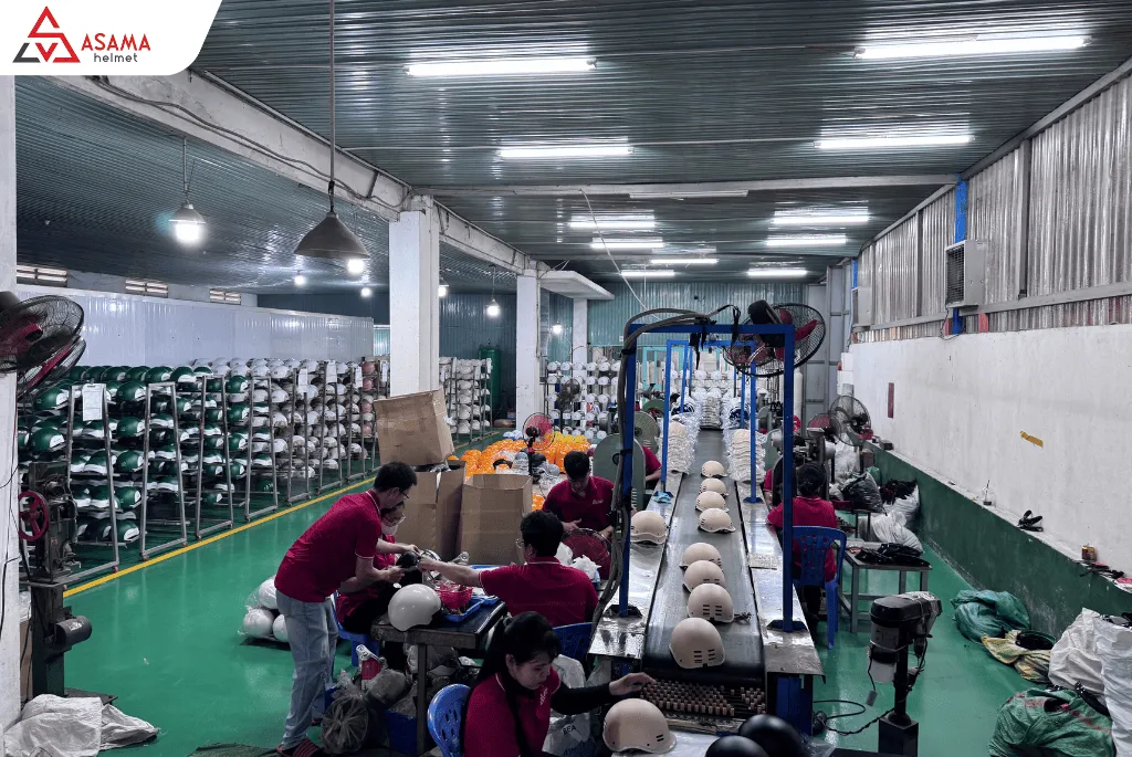 Kiểm tra chất lượng nón trước khi giao hàng