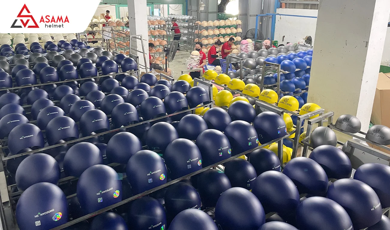 Kiểm tra nón bảo hiểm đạt chuẩn khi đặt sản xuất số nhiều cho doanh nghiệp