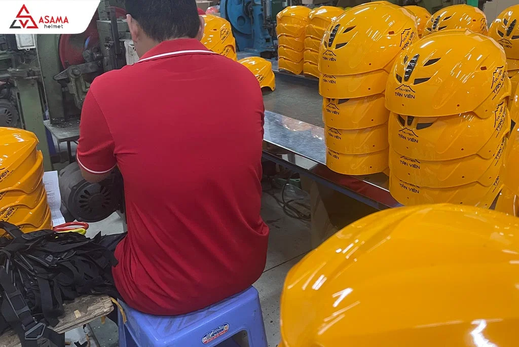 Kiểm soát chất lượng trong tất cả các khâu sản xuất mũ bảo hiểm