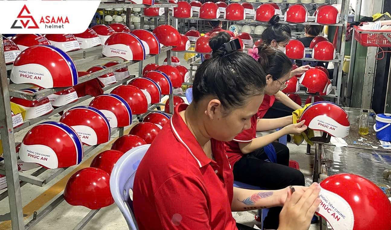 Quy trình dán tem mũ bảo hiểm in tên công ty theo yêu cầu