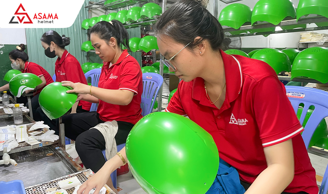 Nhân viên xưởng sản xuất mũ bảo hiểm ASAMA cho doanh nghiệp