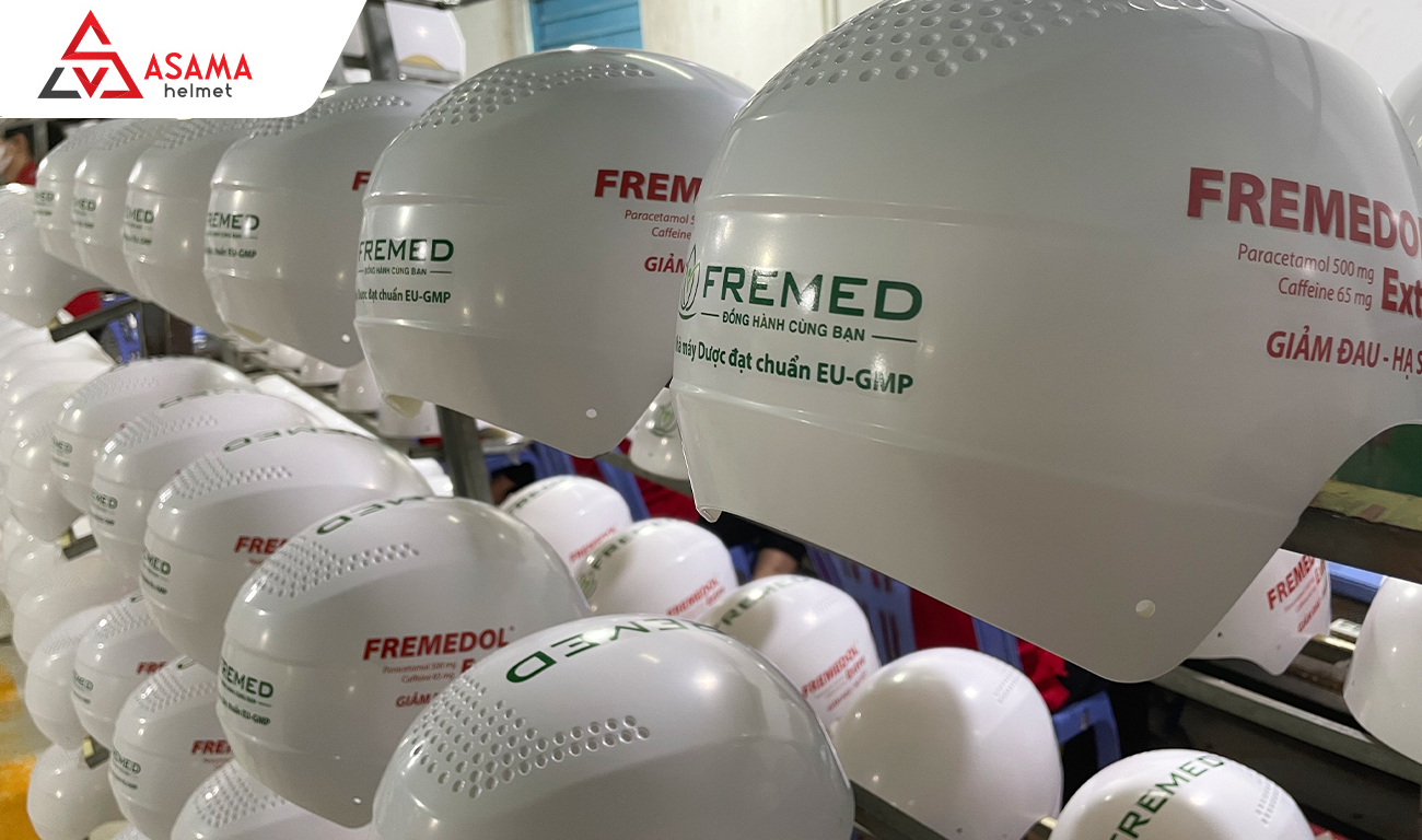 Logo nón bảo hiểm sự kiện được in nổi bật, thu hút ánh nhìn