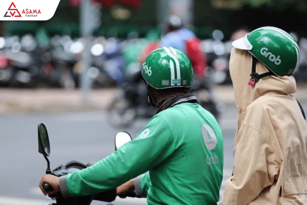 Lưu ý đội nón bảo hiểm cài quay đúng quy định pháp luật