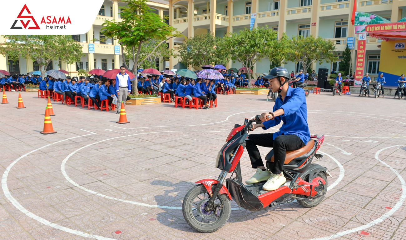 Điều khiển xe yêu cầu độ tuổi và bằng lái