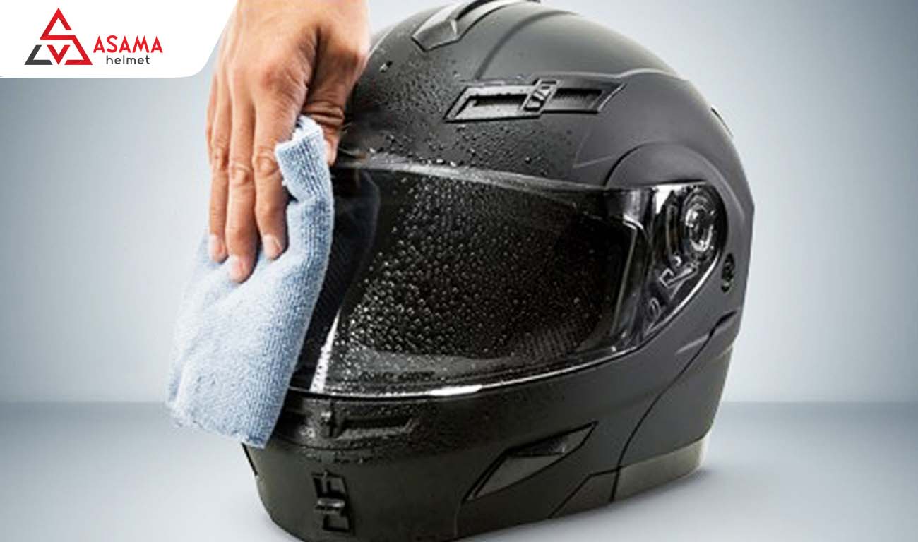 Dùng khăn mềm lau kính mũ bảo hiểm fullface khi vệ sinh