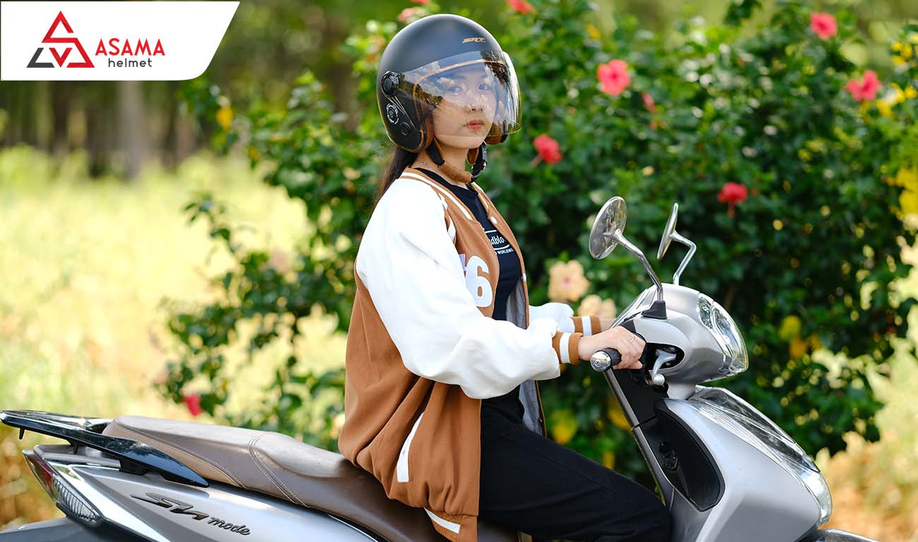 Đội mũ bảo hiểm đúng quy định khi điều khiển xe máy lưu thông