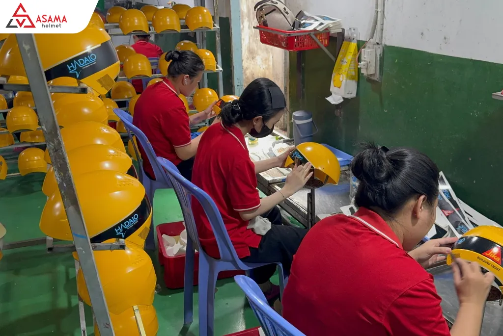 Tỉ mỉ từng công đoạn làm mũ bảo hiểm in logo TP.HCM