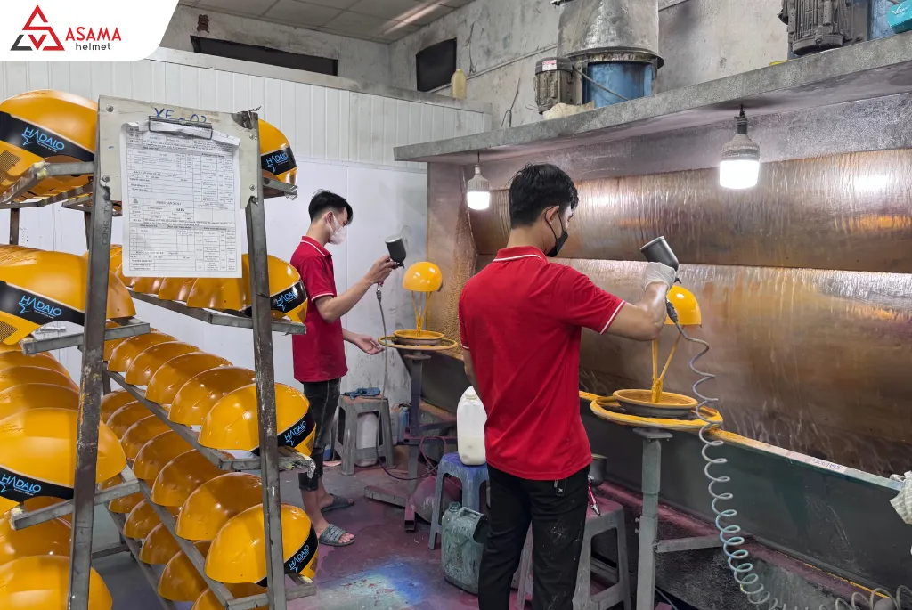 Phun sơn nón bảo hiểm quà tặng khách hàng tại HCM