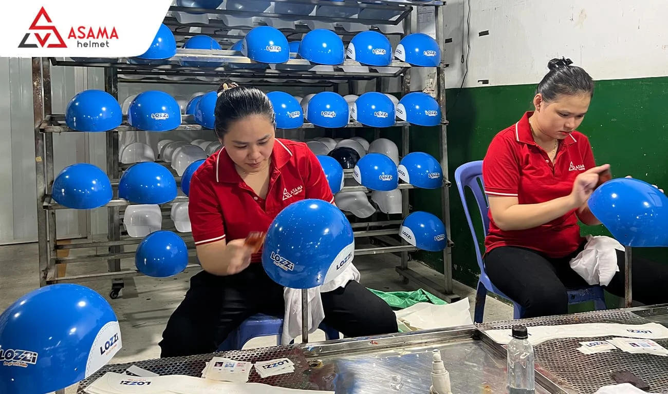 Công đoạn dán tem nón bảo hiểm in logo tỉ mỉ từng chi tiết