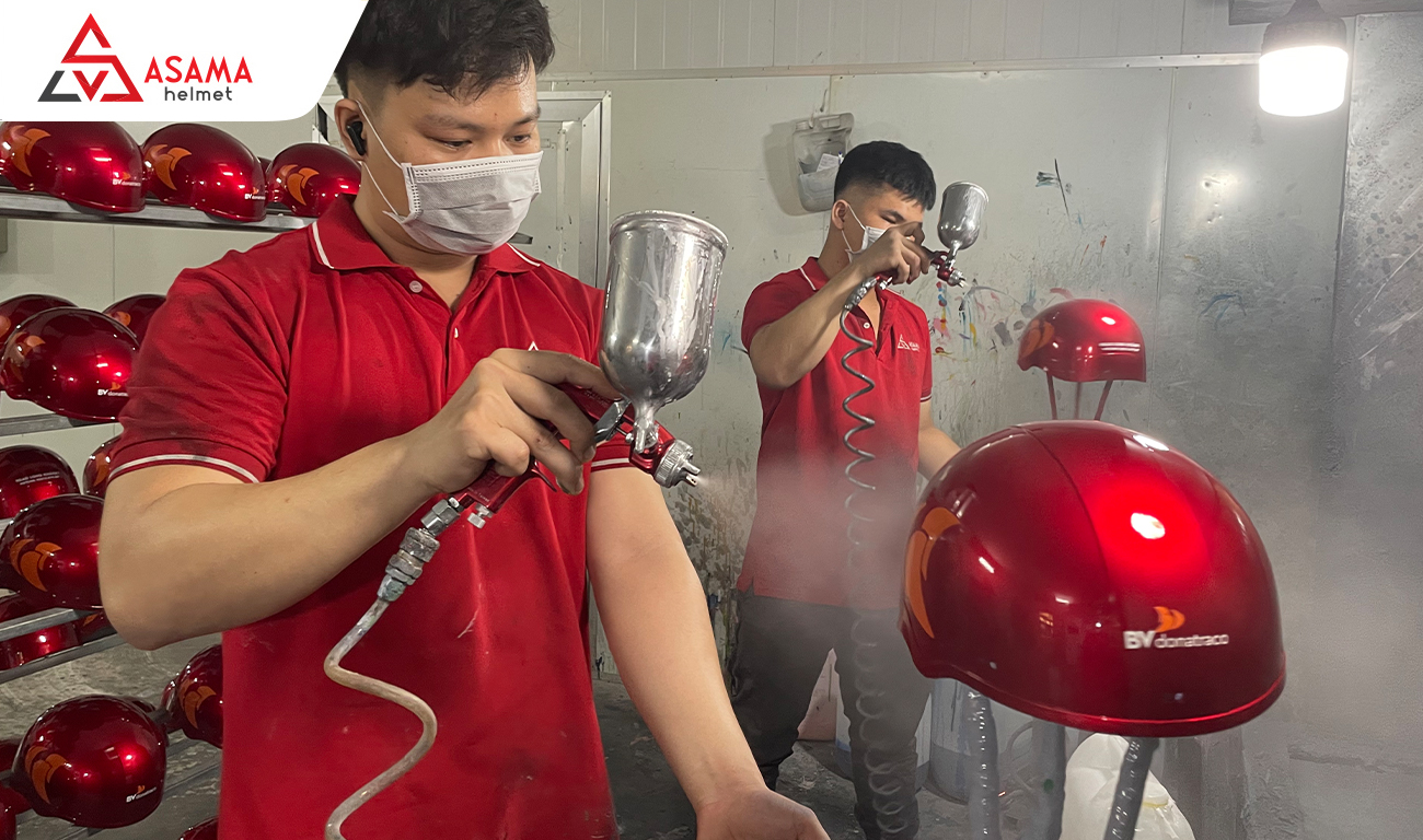 Công đoạn sơn phủ bóng bảo vệ màu sơn cho nón bảo hiểm