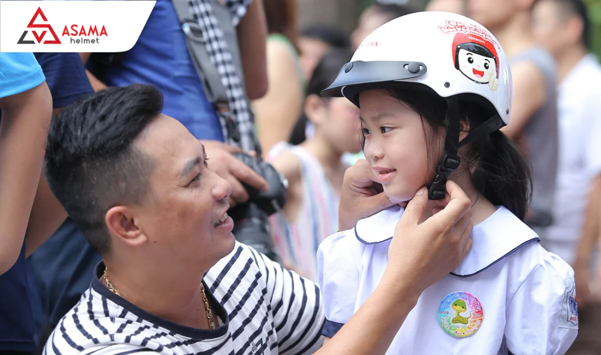 Chọn mũ bảo hiểm trẻ em in logo phù hợp hoạt động