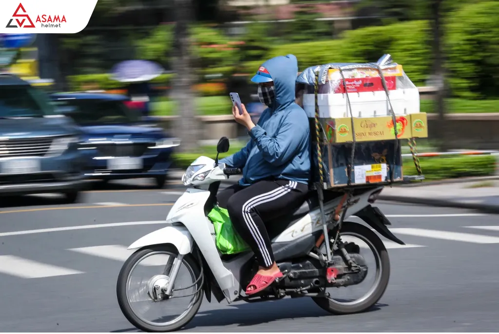 Lỗi sử dụng điện thoại khi đang điều khiển xe máy