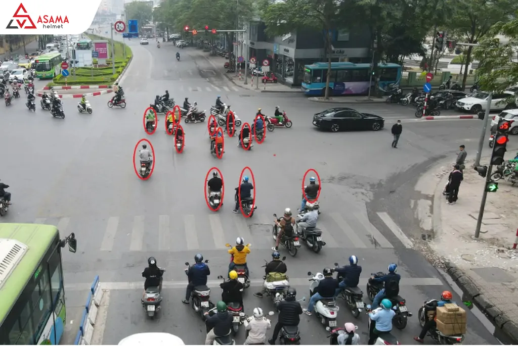 Các lỗi vi phạm giao thông xe máy phổ biến là chạy vượt đèn đỏ
