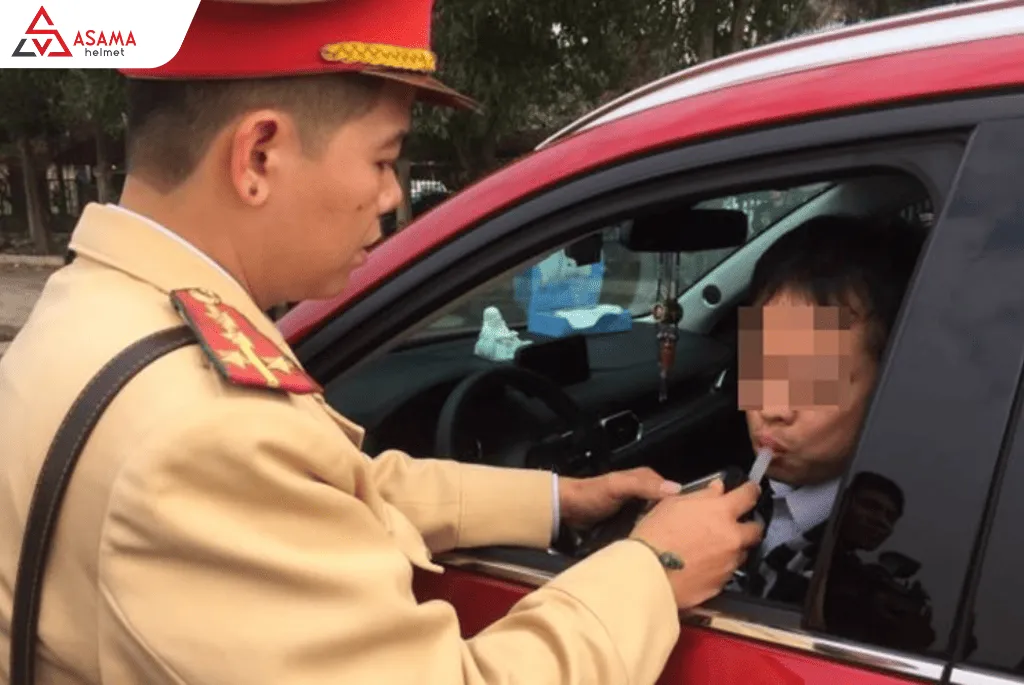 Lái ô tô phải tuân thủ quy định nồng độ cồn