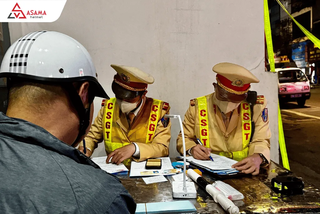 Lập biên bản thổi cồn điều khiển xe máy với người tham gia giao thông