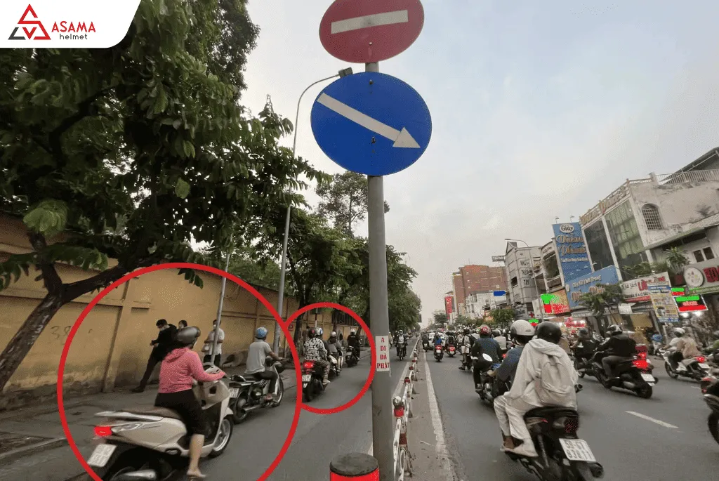 Chạy xe ngược chiều phạt bao nhiêu?