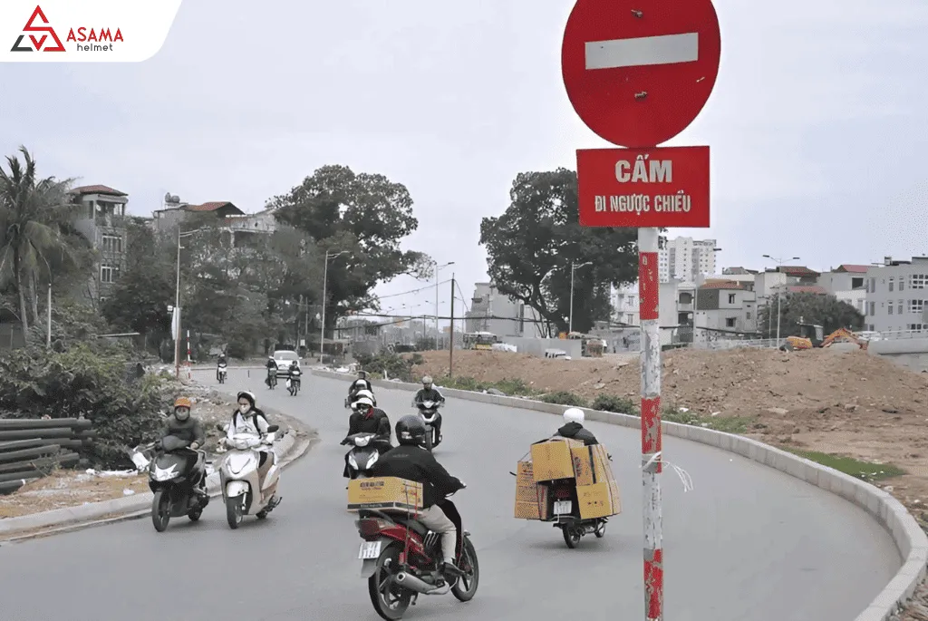 Chạy xe ngược chiều vô cùng nghiêm hiểm cho bản thân và người khác