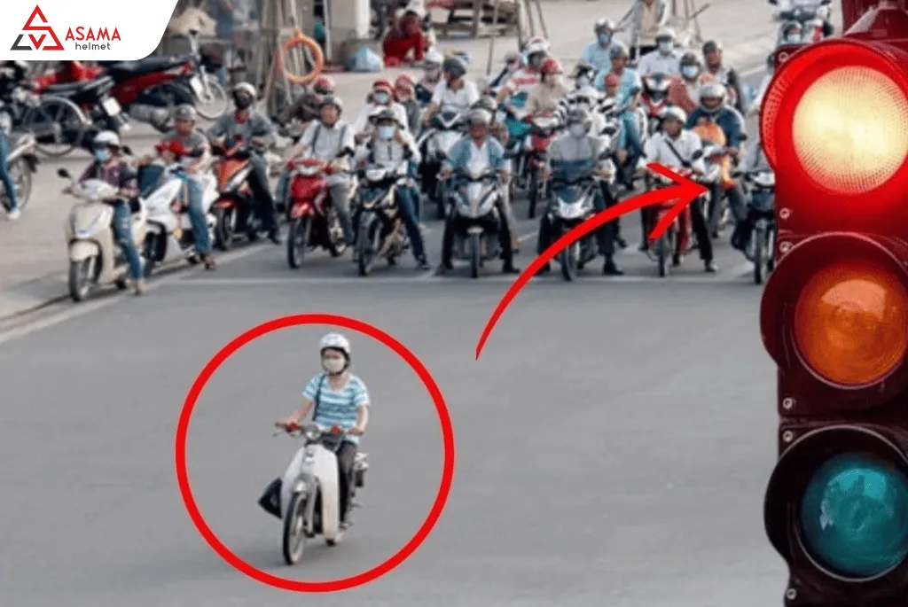 Chạy xe máy vượt đèn đỏ bị xử phạt và trừ điểm GPLX