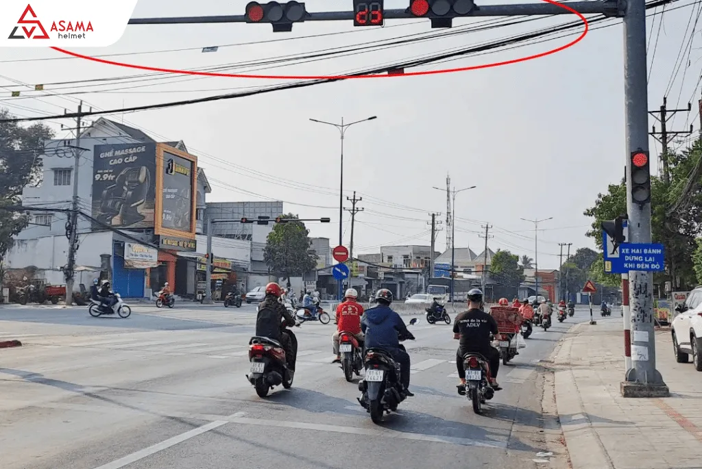 Tuân thủ chấp hành đèn tín hiệu giao thông để tránh gây tại nạn nguy hiểm