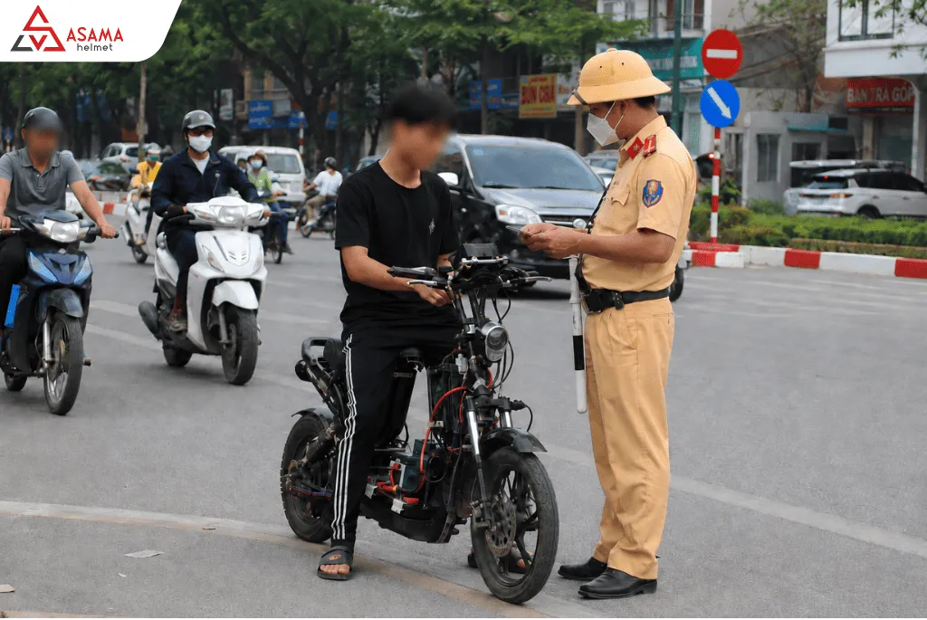 Phải chấp hành đội mũ bảo hiểm lái xe đúng quy định