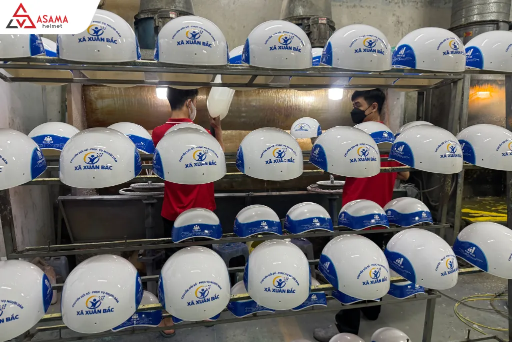 Sử dụng nón 1/2 gọn gàng làm quà tặng chuyển đổi số in logo thiết thực, an toàn